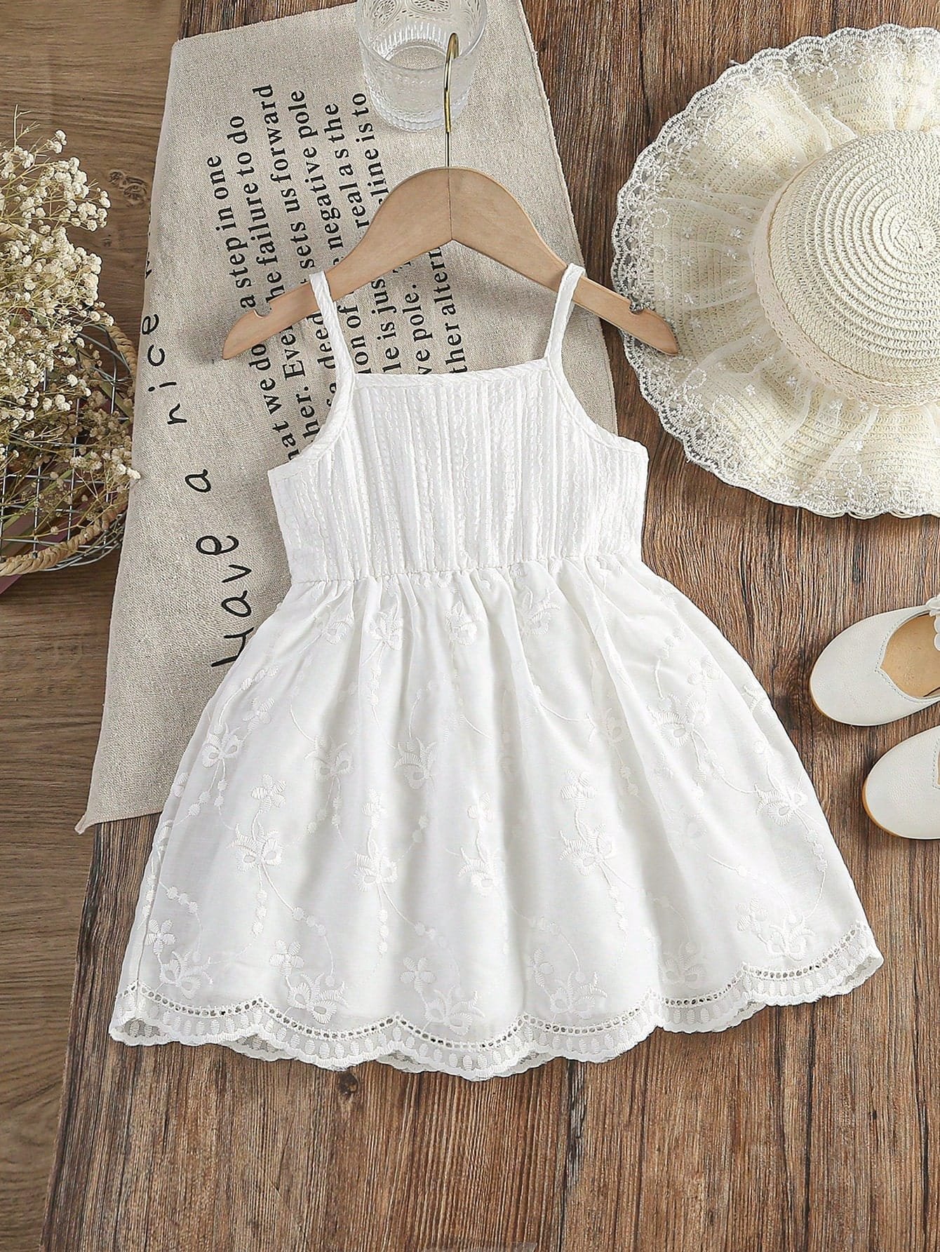 Vestido blanco con bordado floral y encaje de tirantes finos