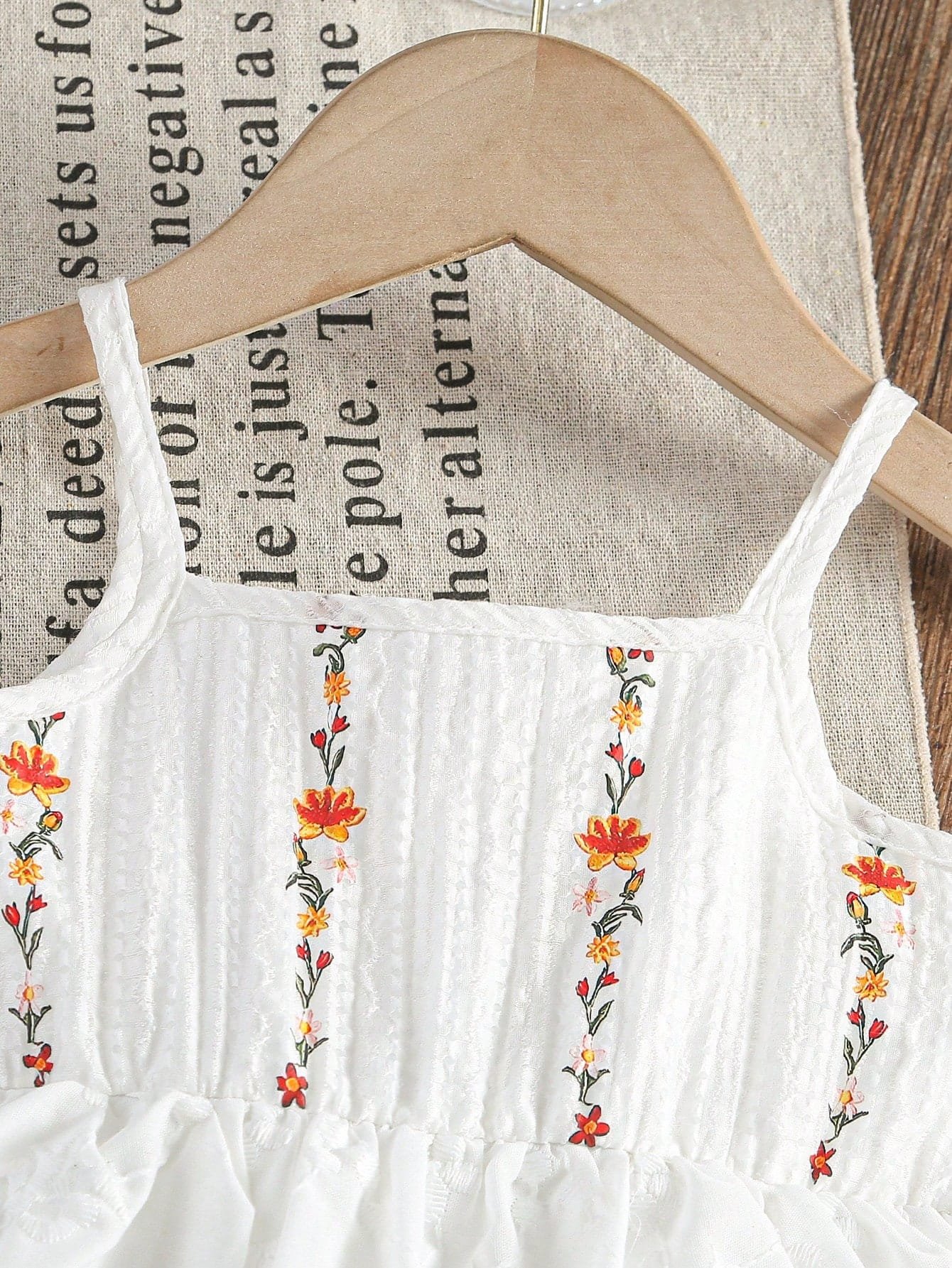 Vestido blanco con bordado floral y encaje de tirantes finos