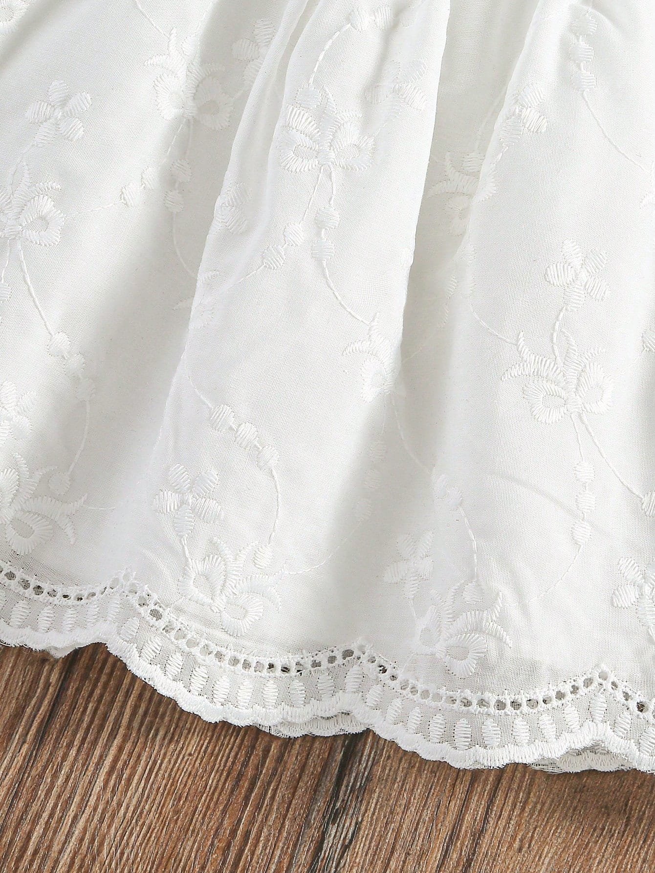 Vestido blanco con bordado floral y encaje de tirantes finos