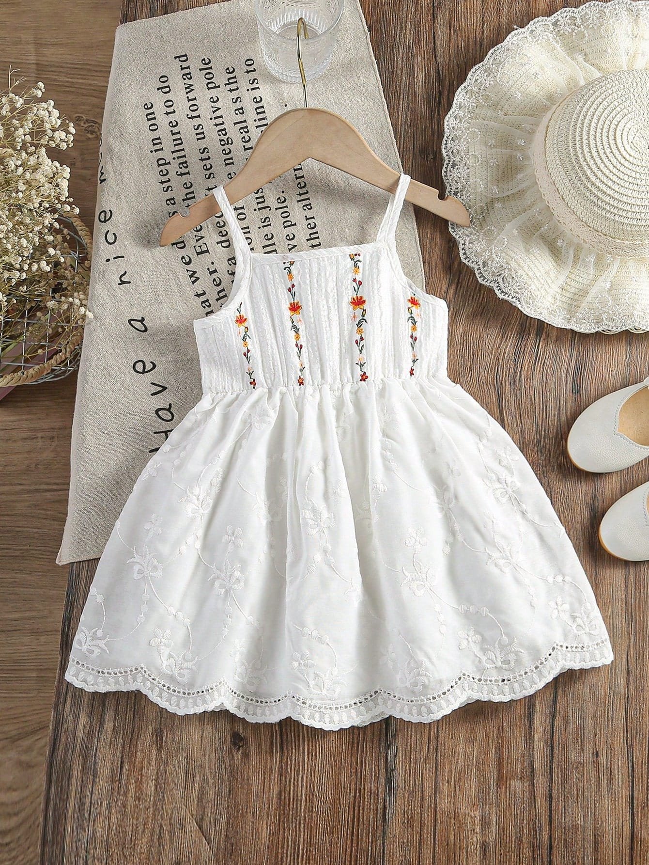 Vestido blanco con bordado floral y encaje de tirantes finos