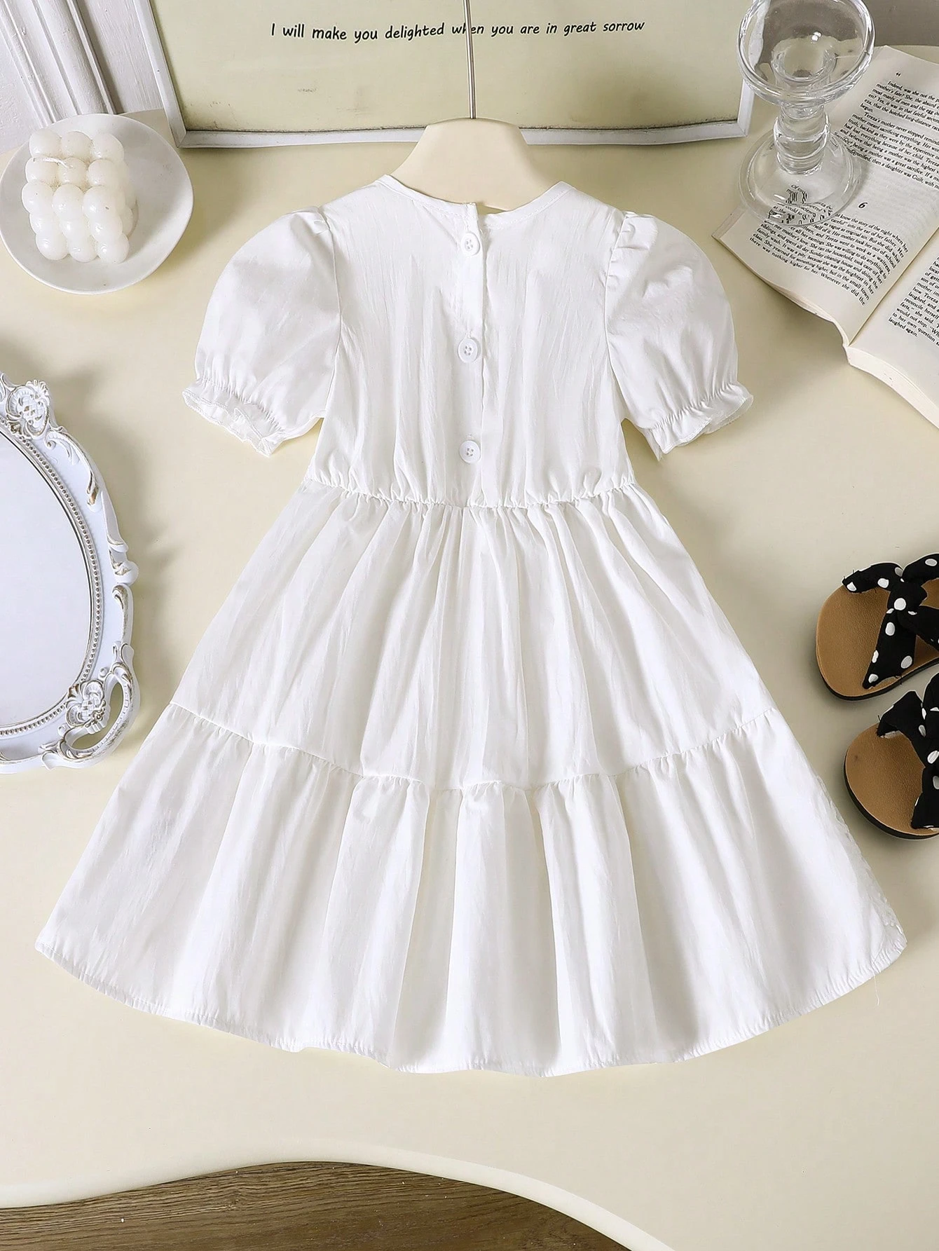 Vestido blanco con encaje francés y mangas farol dulces