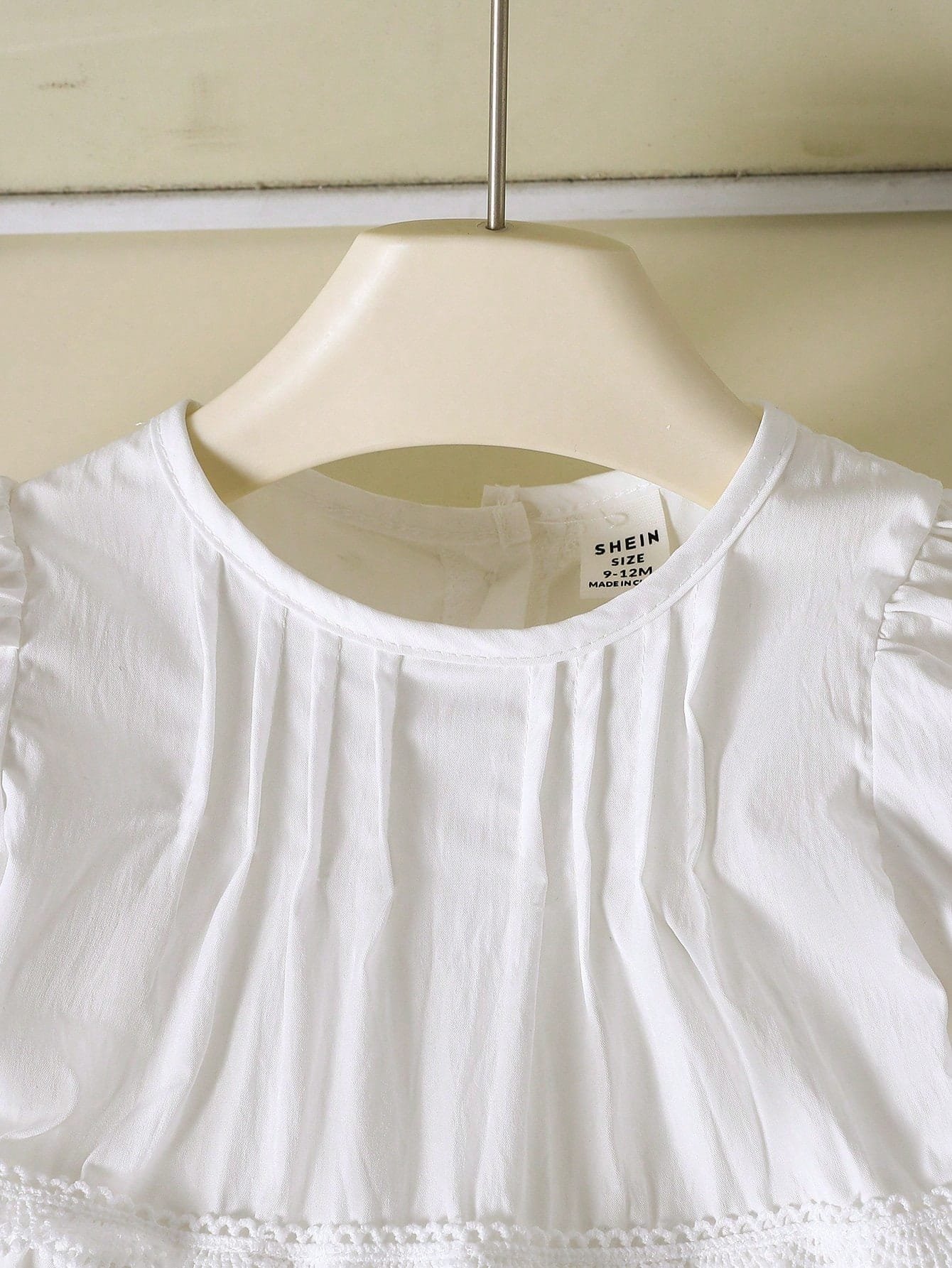 Vestido blanco con encaje francés y mangas farol dulces