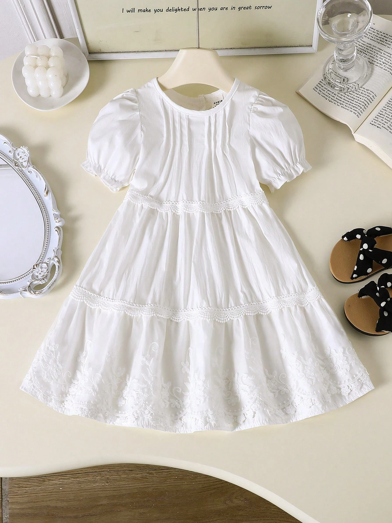 Vestido blanco con encaje francés y mangas farol dulces