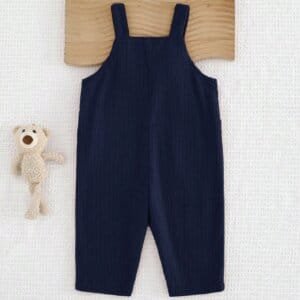 Overol azul marino de pana con diseño de osito bordado