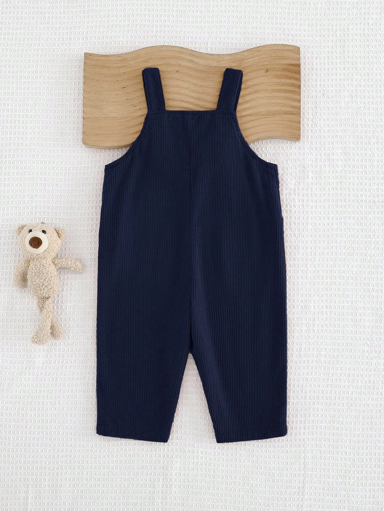 Overol azul marino de pana con diseño de osito bordado