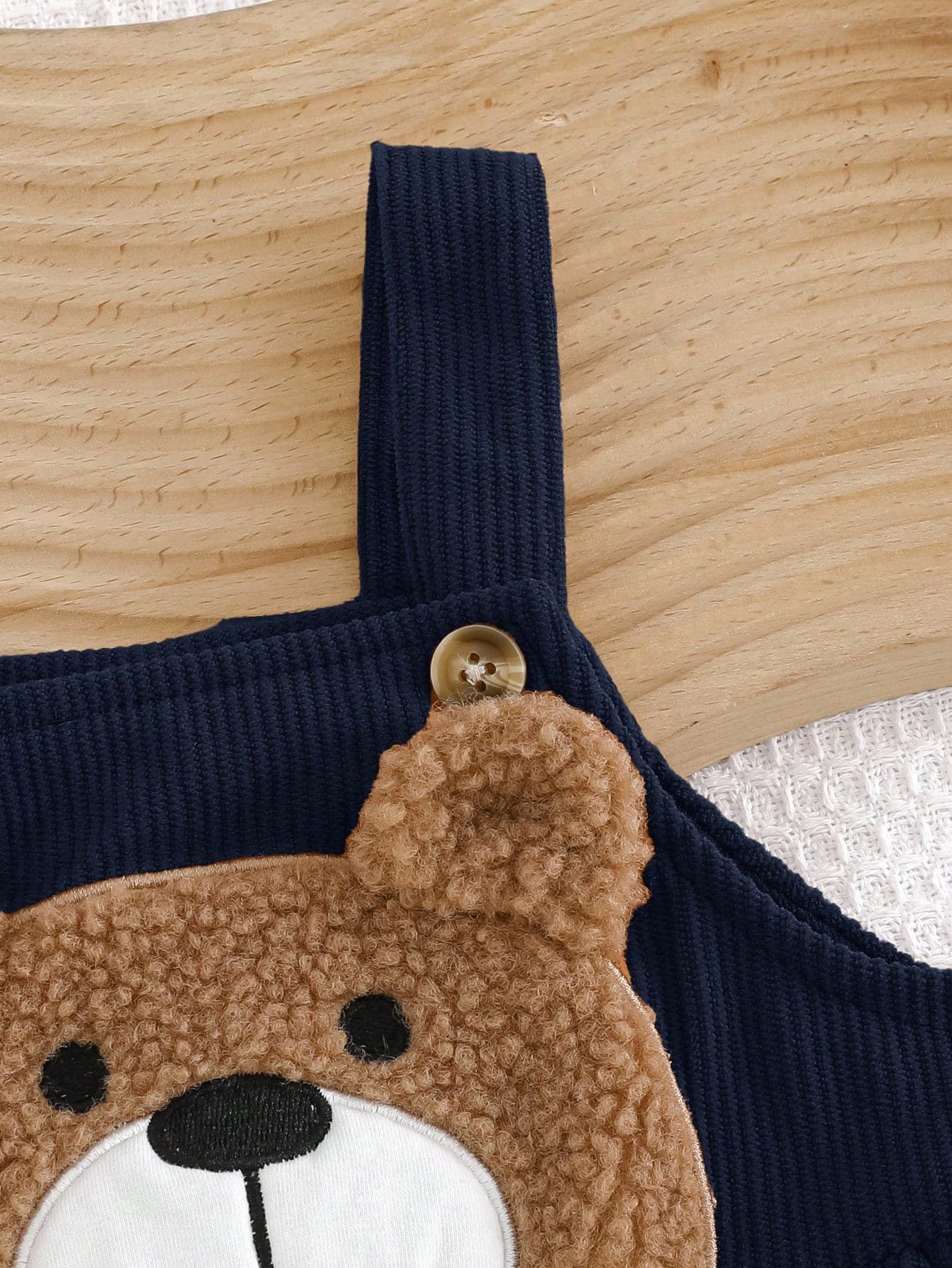 Overol azul marino de pana con diseño de osito bordado