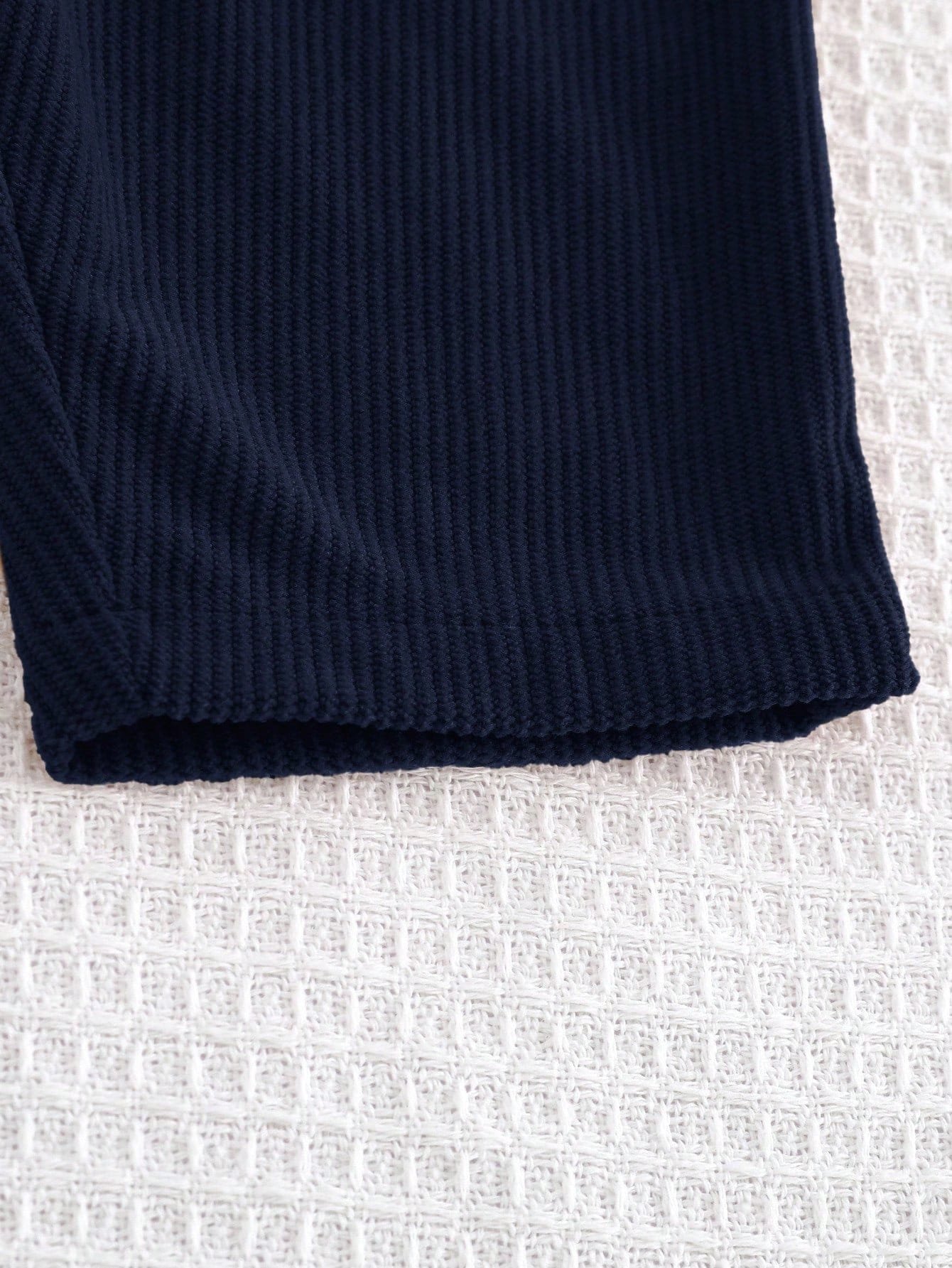 Overol azul marino de pana con diseño de osito bordado