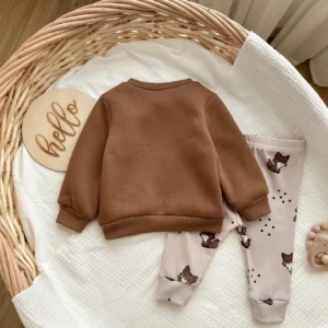 Conjunto marrón con zorrito bordado y pantalón