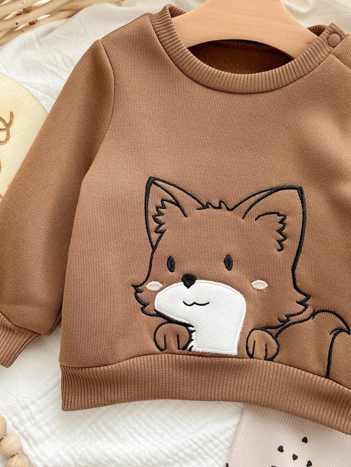 Conjunto marrón con zorrito bordado y pantalón