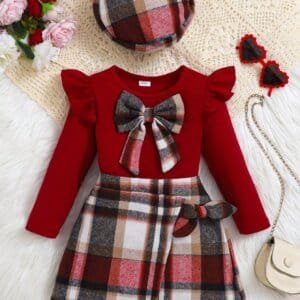 Conjunto rojo con falda a cuadros y gorro elegante