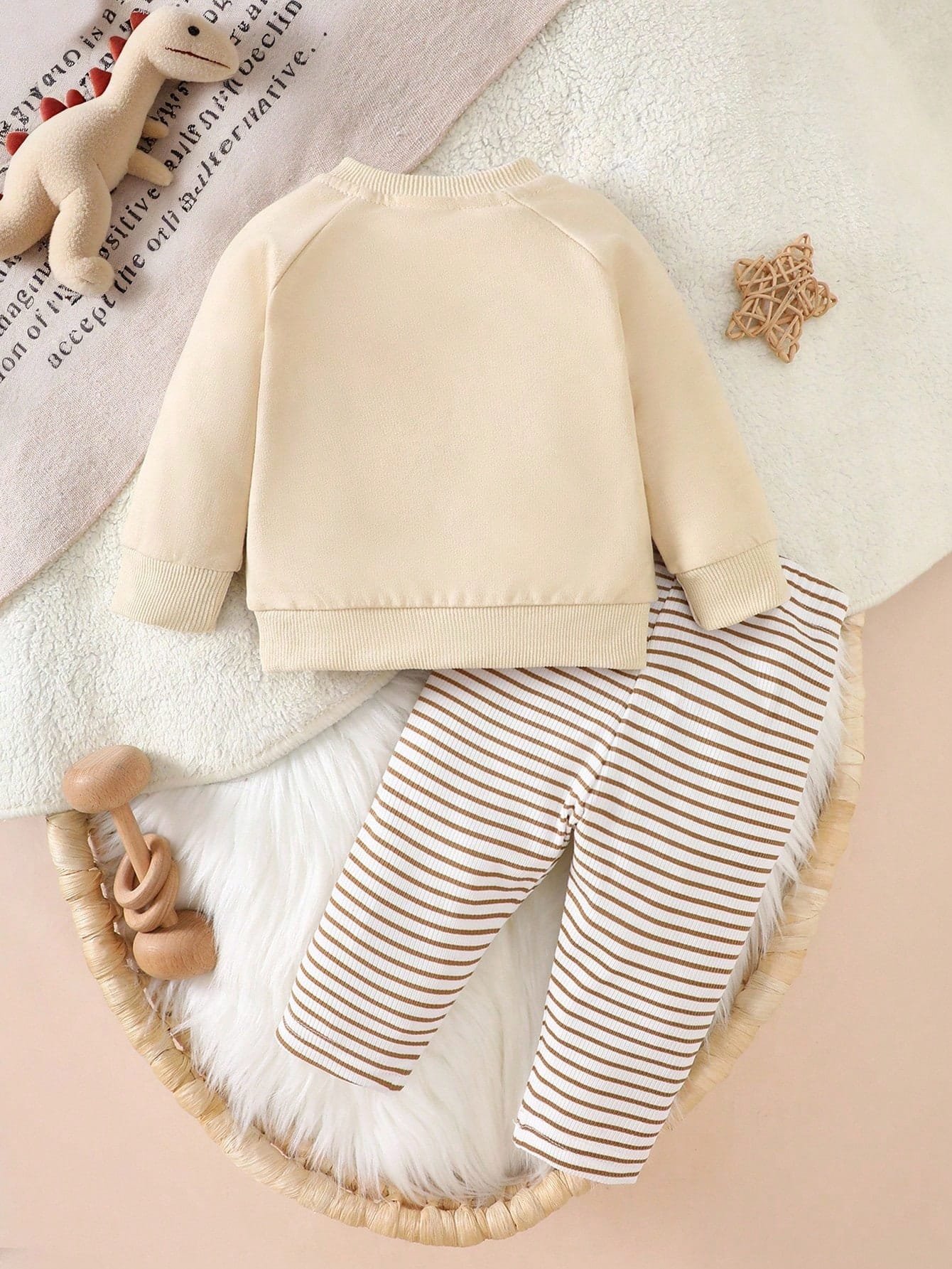 Conjunto albaricoque con sudadera dinosaurio y pantalón a rayas