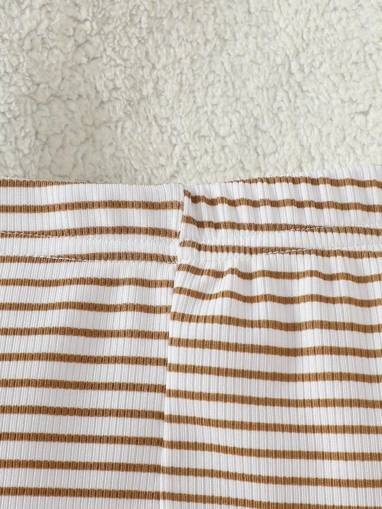 Conjunto albaricoque con sudadera dinosaurio y pantalón a rayas