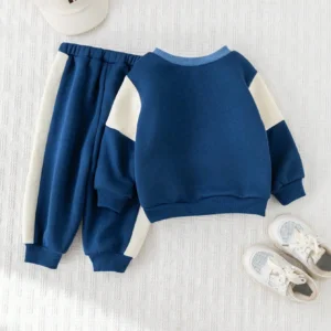 Conjunto azul con suéter cálido y pantalón cómodo para bebé