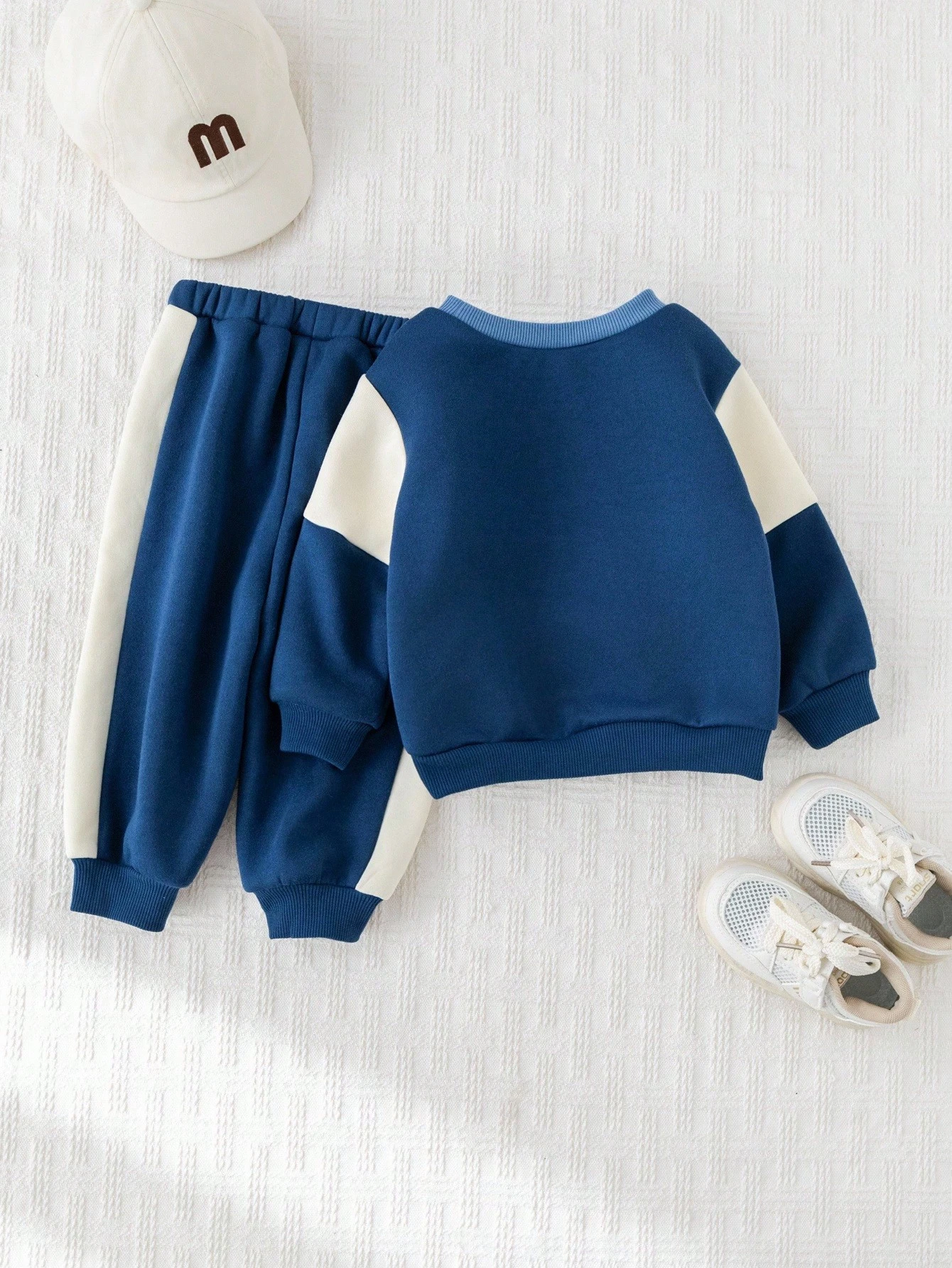 Conjunto azul con suéter cálido y pantalón cómodo para bebé