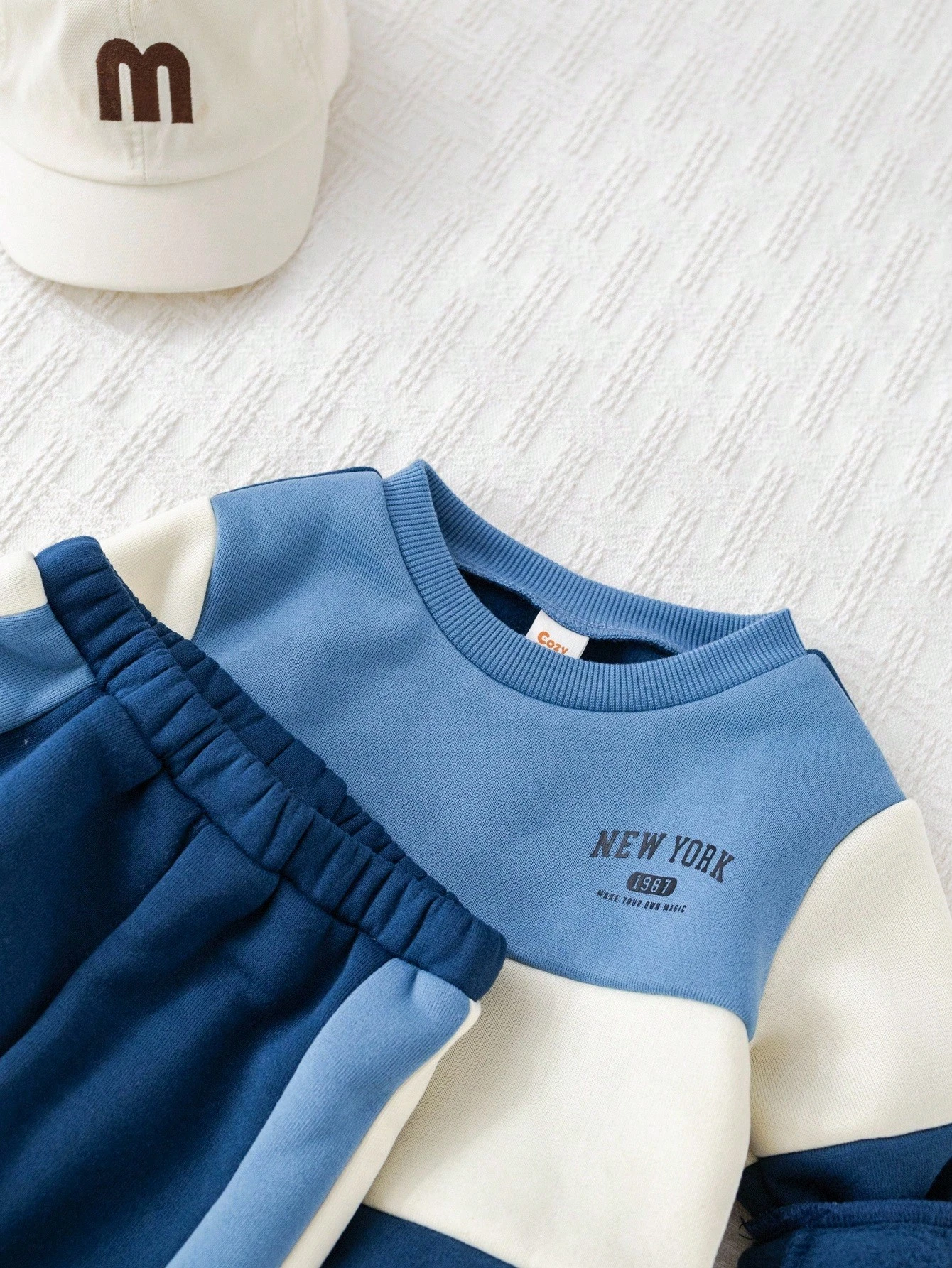 Conjunto azul con suéter cálido y pantalón cómodo para bebé