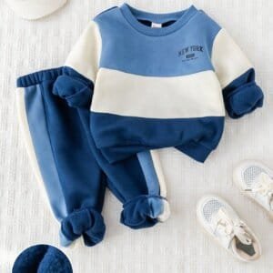 Conjunto azul con suéter cálido y pantalón cómodo para bebé