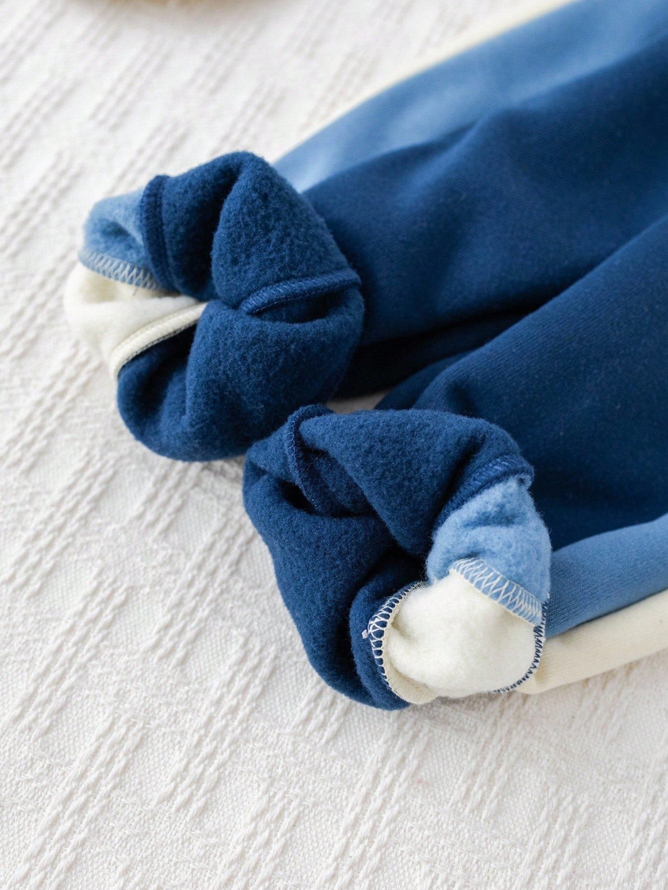 Conjunto azul con suéter cálido y pantalón cómodo para bebé