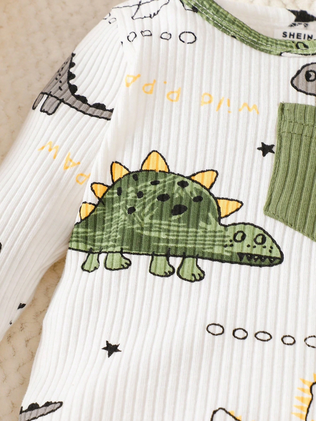 Conjunto verde con estampado de dinosaurios en algodón