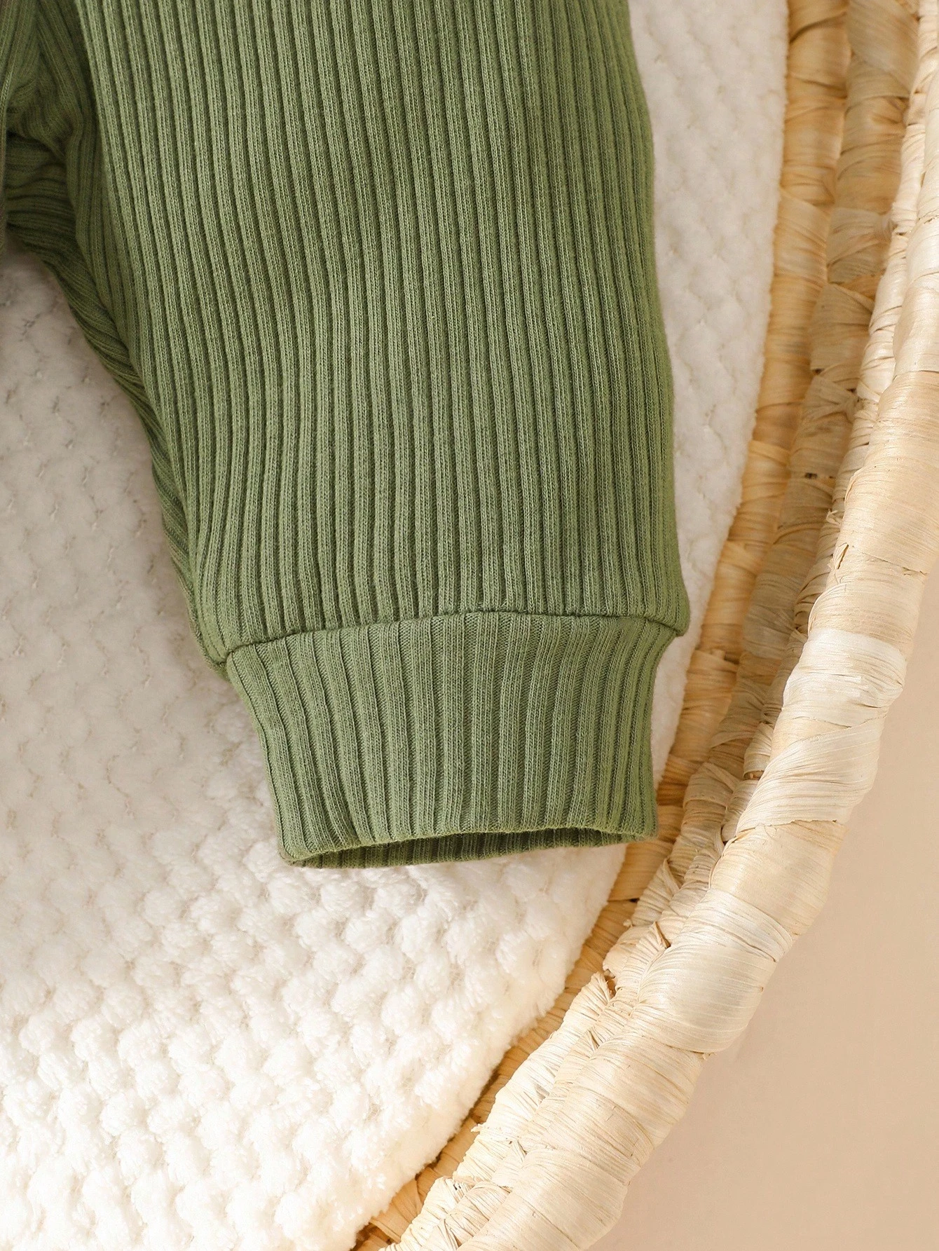 Conjunto verde con estampado de dinosaurios en algodón