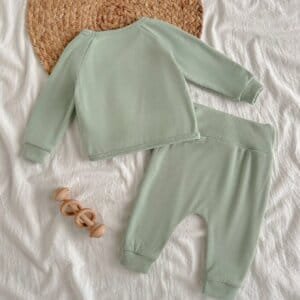 Conjunto verde suave de dos piezas con lazo lateral