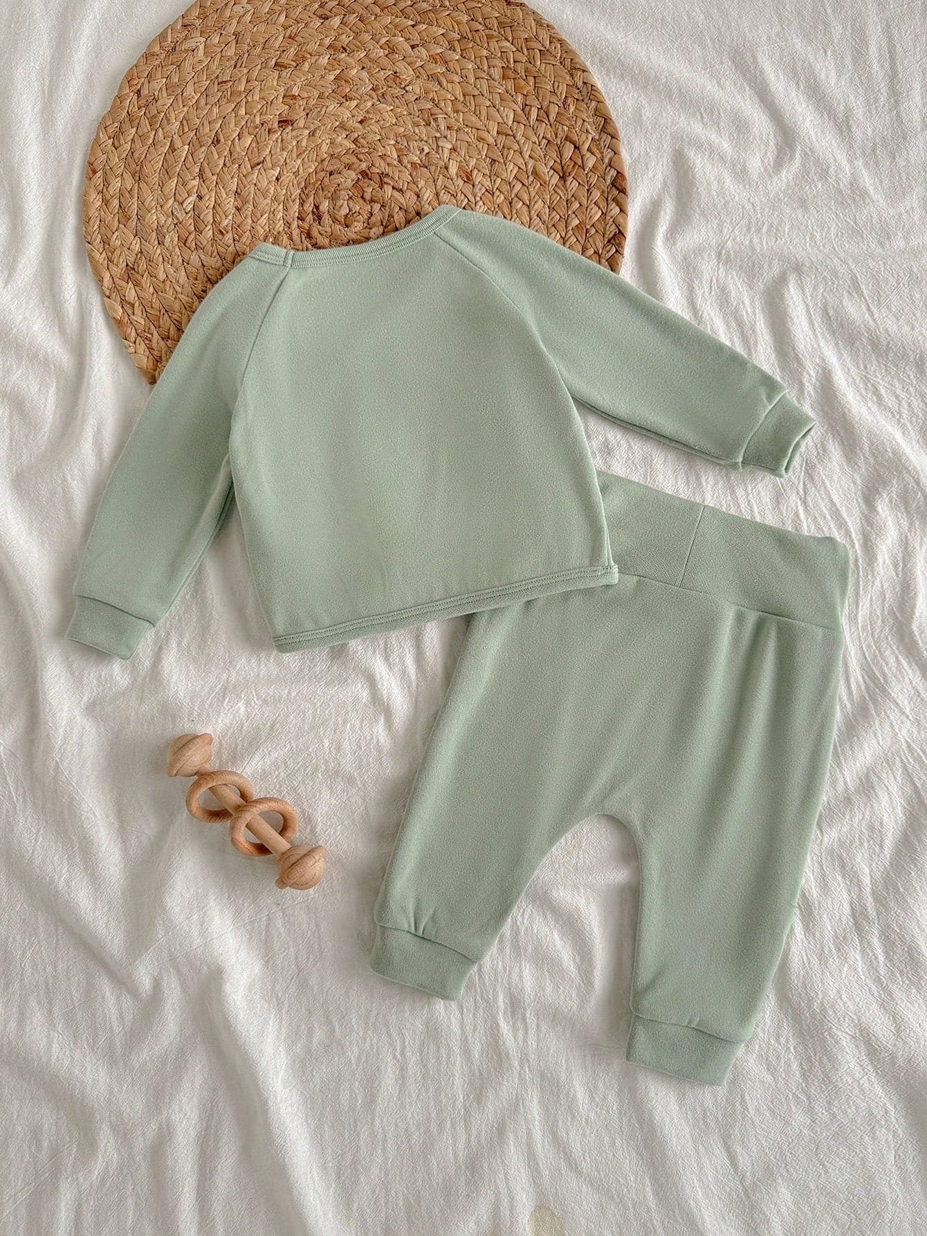 Conjunto verde suave de dos piezas con lazo lateral