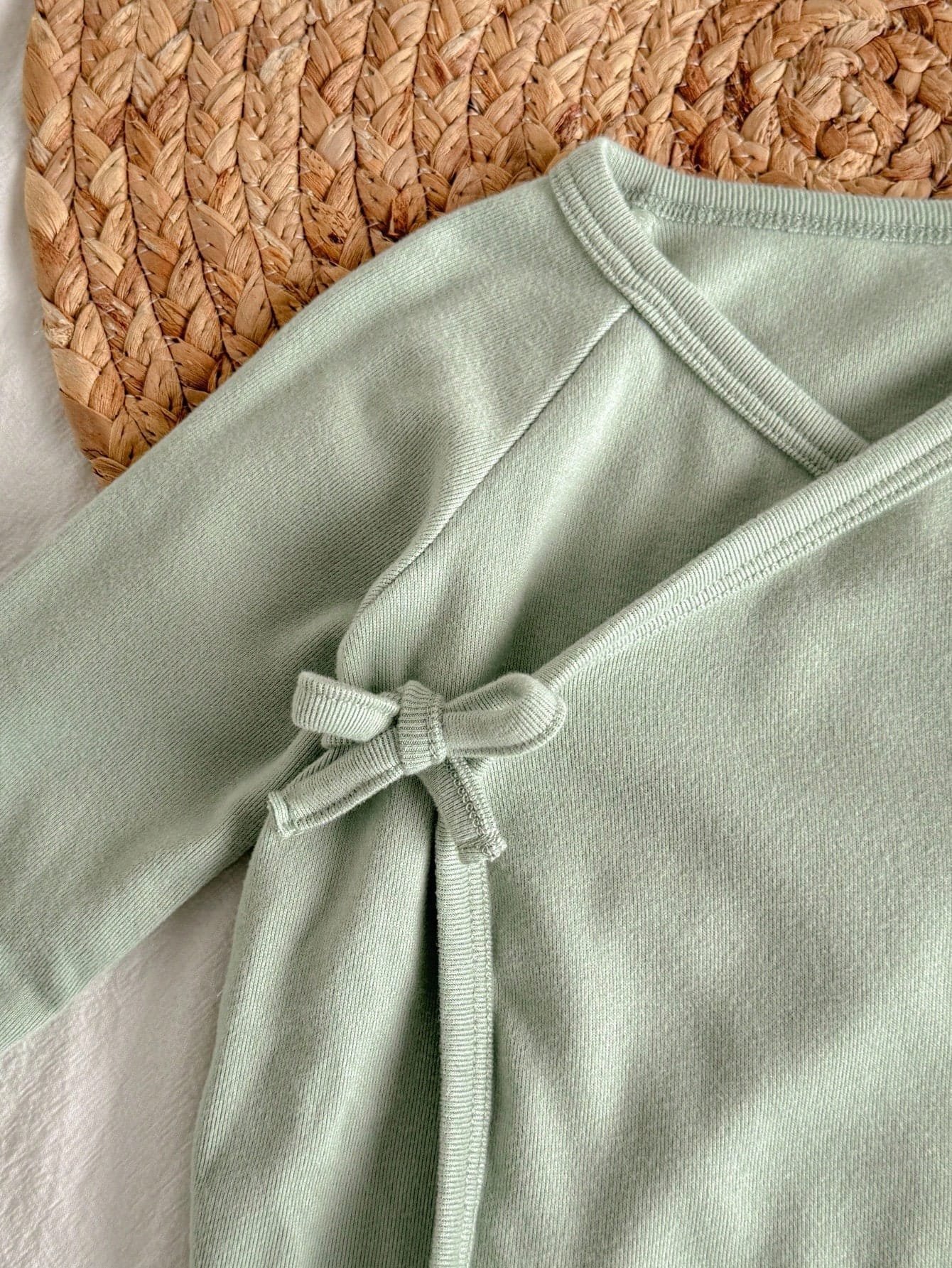 Conjunto verde suave de dos piezas con lazo lateral