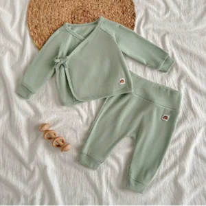 Conjunto verde suave de dos piezas con lazo lateral