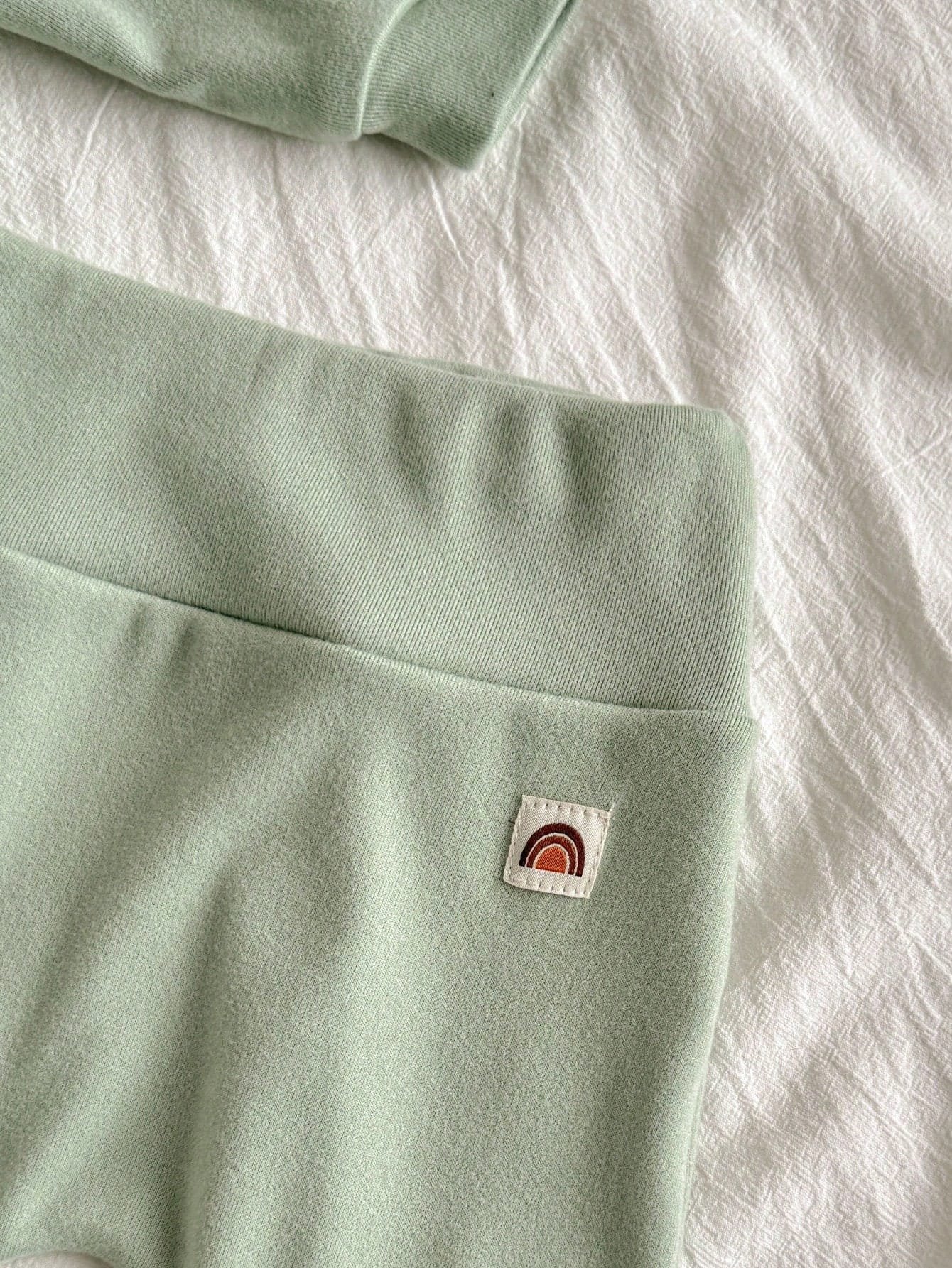 Conjunto verde suave de dos piezas con lazo lateral