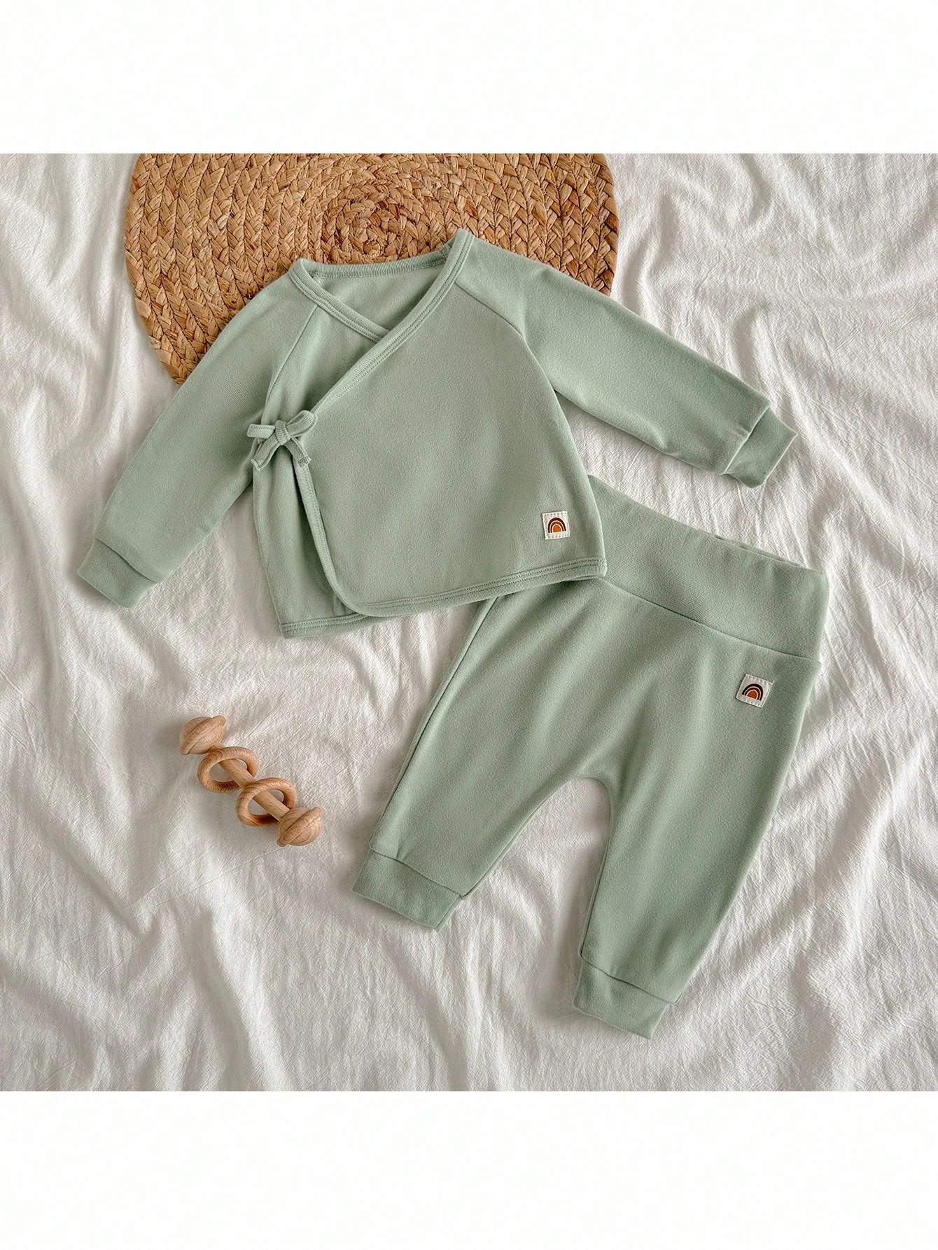 Conjunto verde suave de dos piezas con lazo lateral