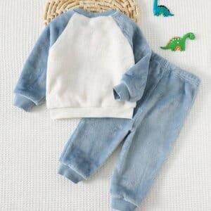 Conjunto azul con estampado de dinosaurio de felpa cálida