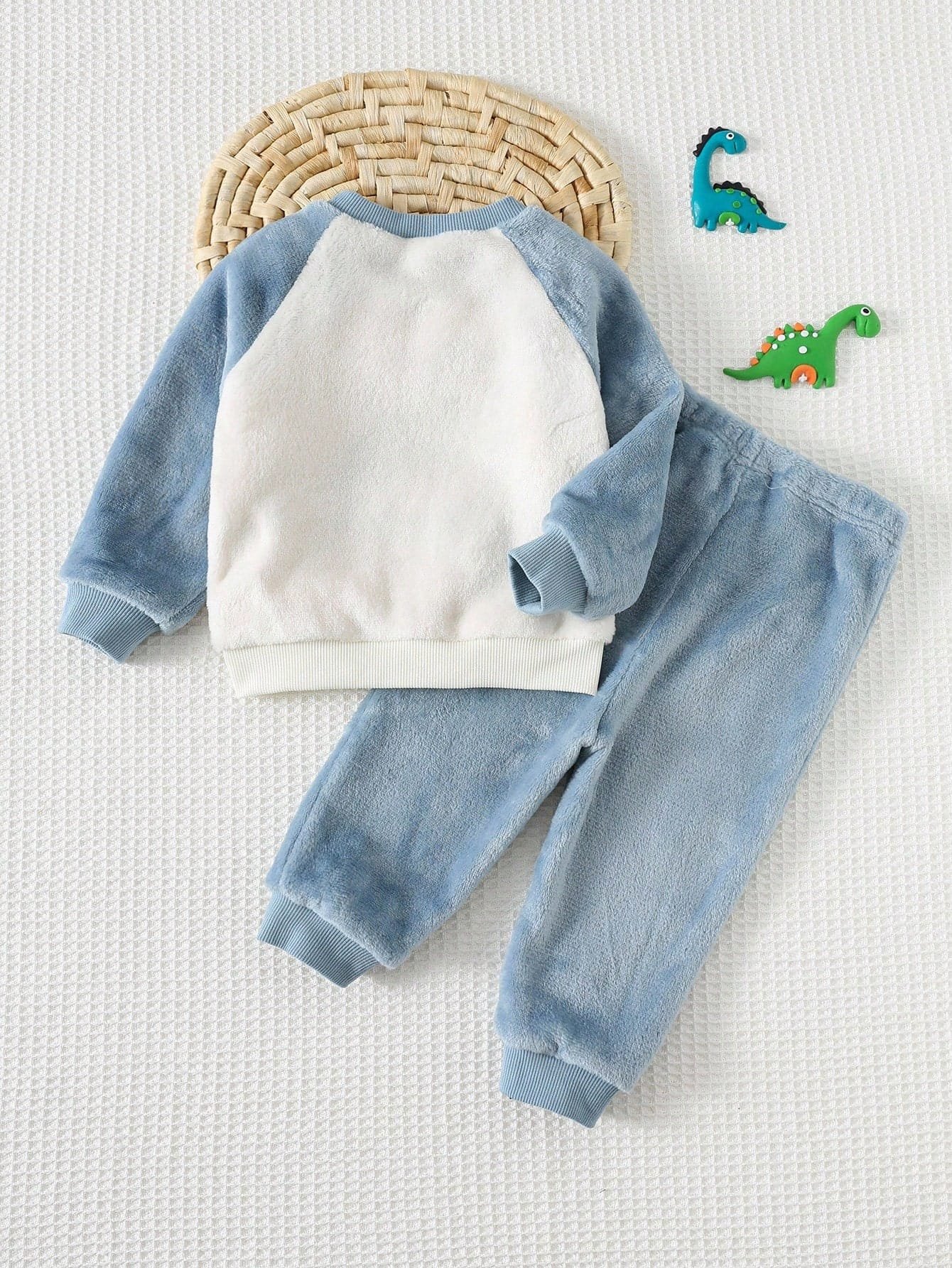 Conjunto azul con estampado de dinosaurio de felpa cálida