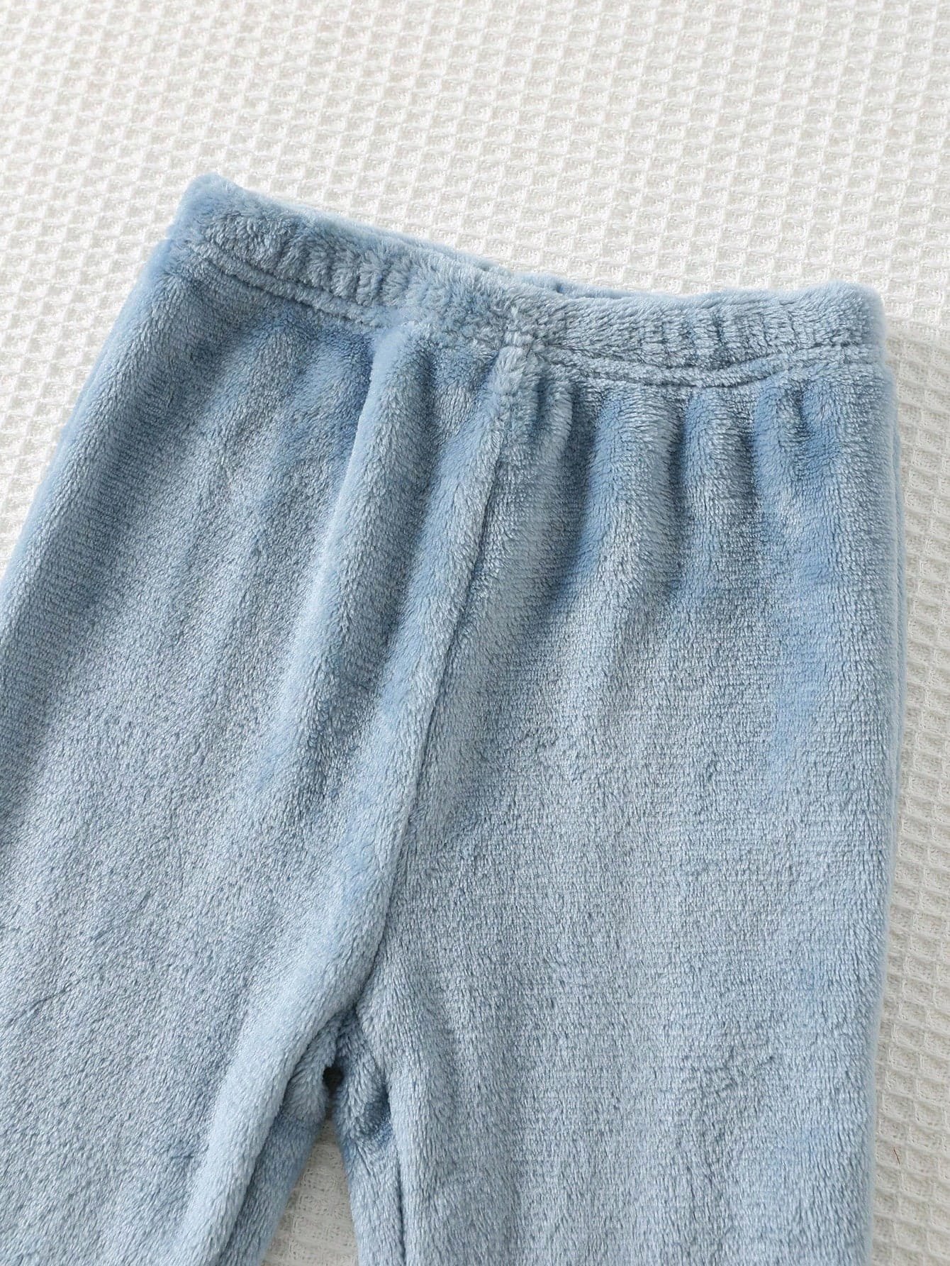 Conjunto azul con estampado de dinosaurio de felpa cálida