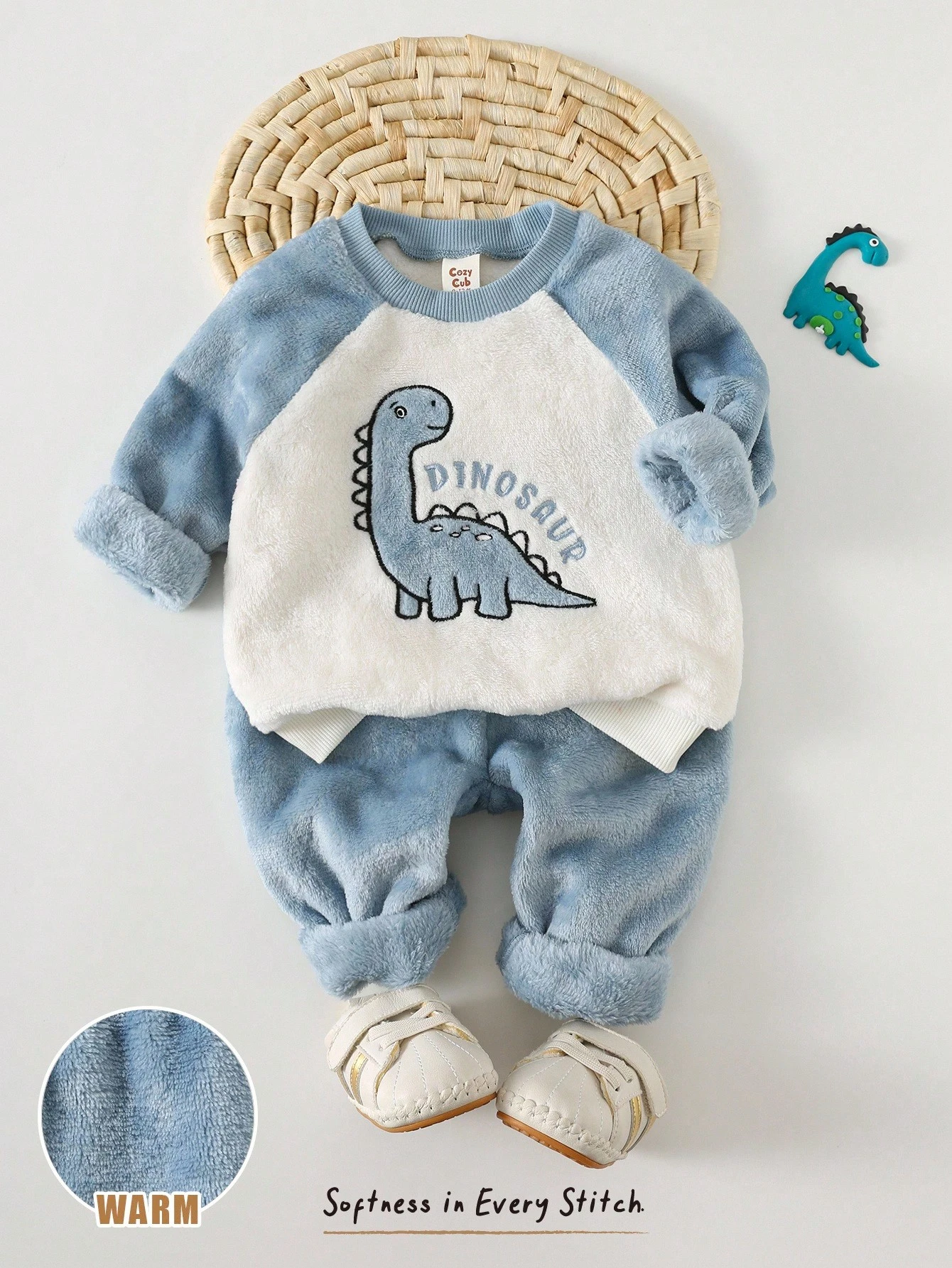 Conjunto azul con estampado de dinosaurio de felpa cálida