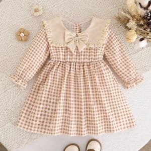 Vestido beige a cuadros con cuello de volantes y lazo elegante