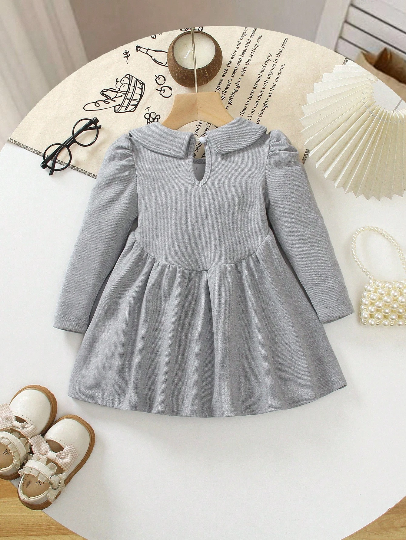 Vestido gris de punto con cuello peter pan y lazo negro