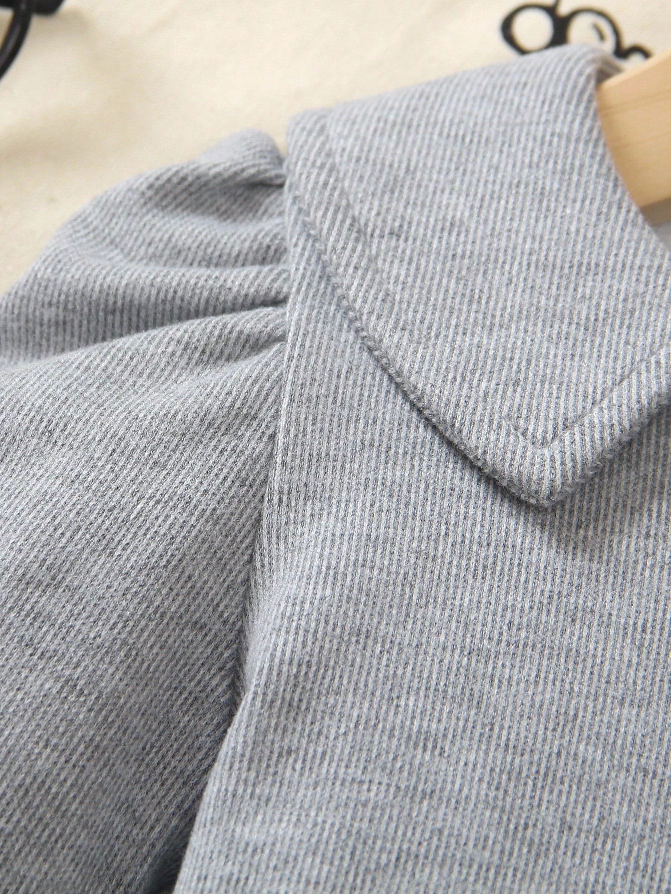 Vestido gris de punto con cuello peter pan y lazo negro