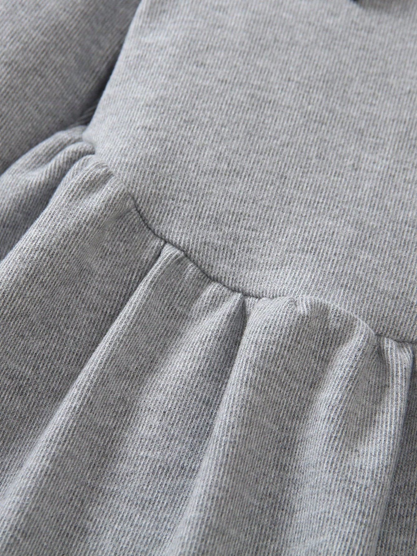 Vestido gris de punto con cuello peter pan y lazo negro