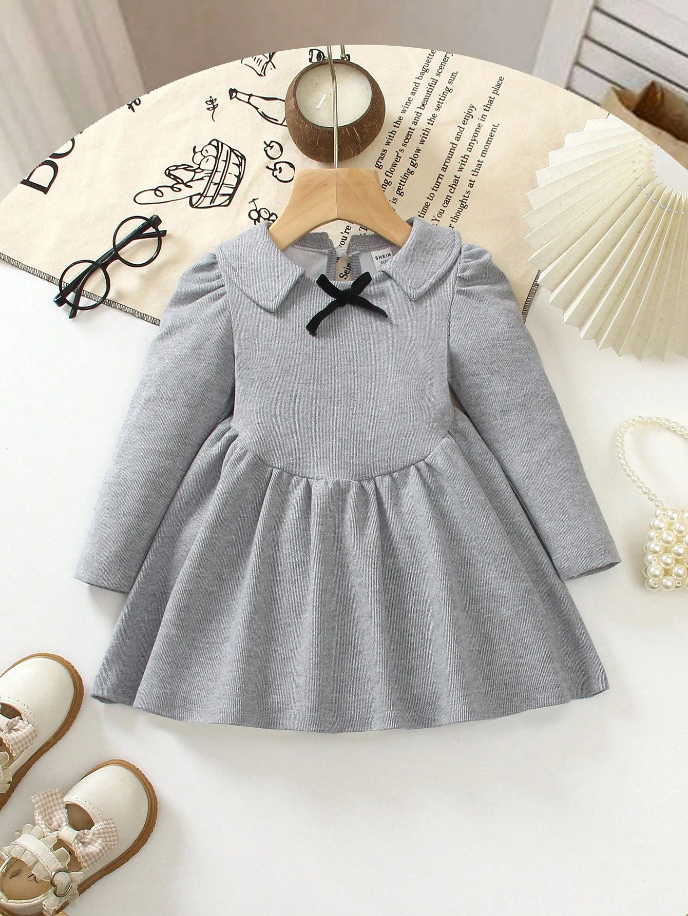 Vestido gris de punto con cuello peter pan y lazo negro