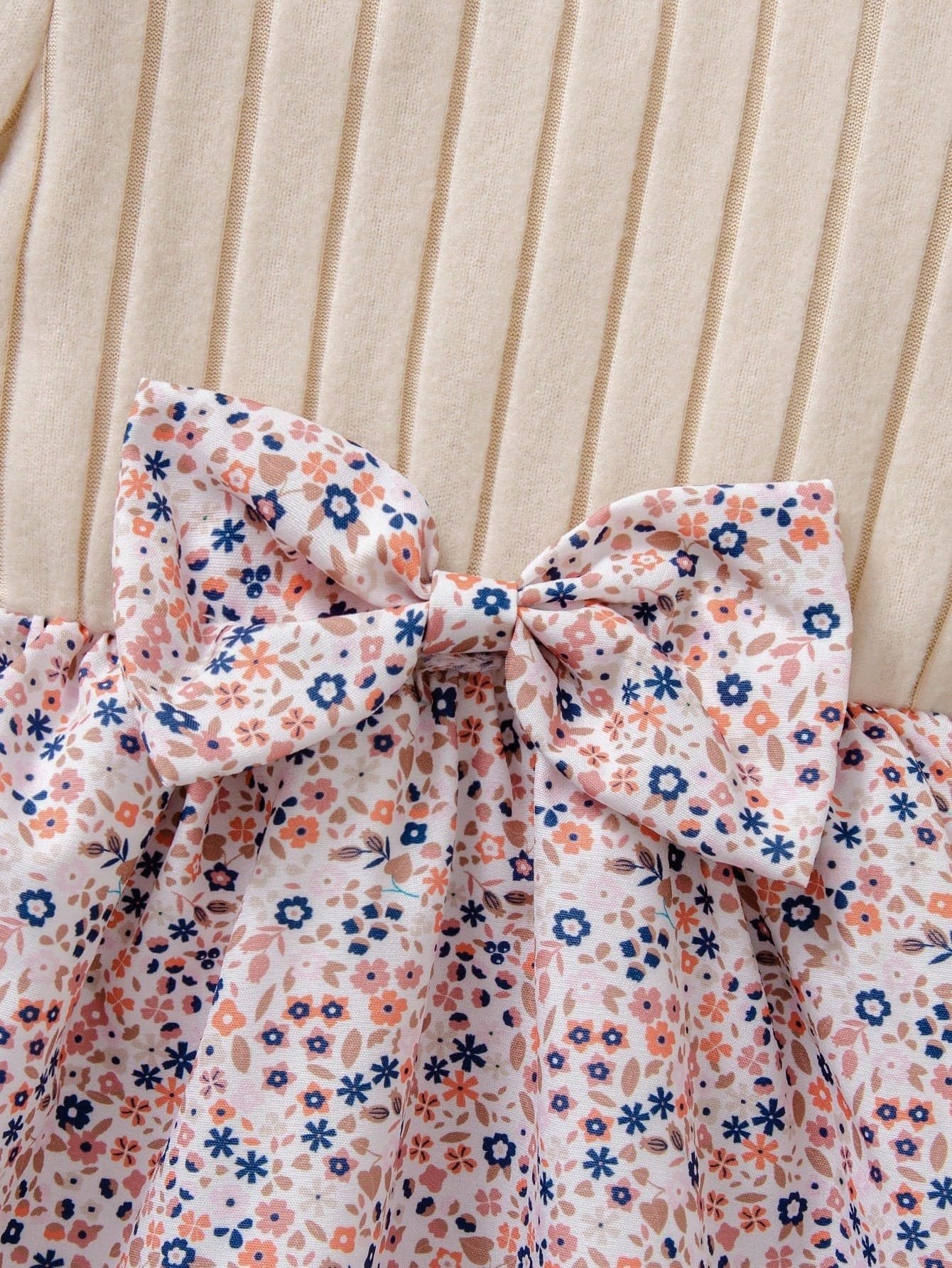 Vestido albaricoque floral con lazo y parte superior de punto