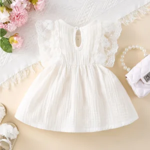 Vestido blanco elegante con encaje y lazo delantero