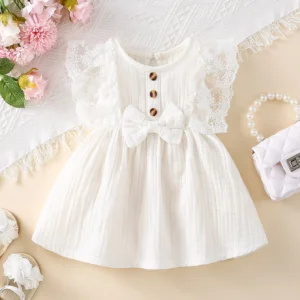 Vestido blanco elegante con encaje y lazo delantero