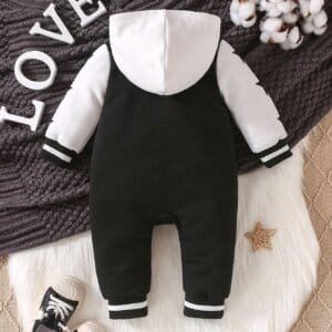 Mameluco negro y blanco con capucha estilo deportivo moderno