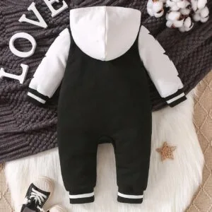 Mameluco negro y blanco con capucha estilo deportivo moderno