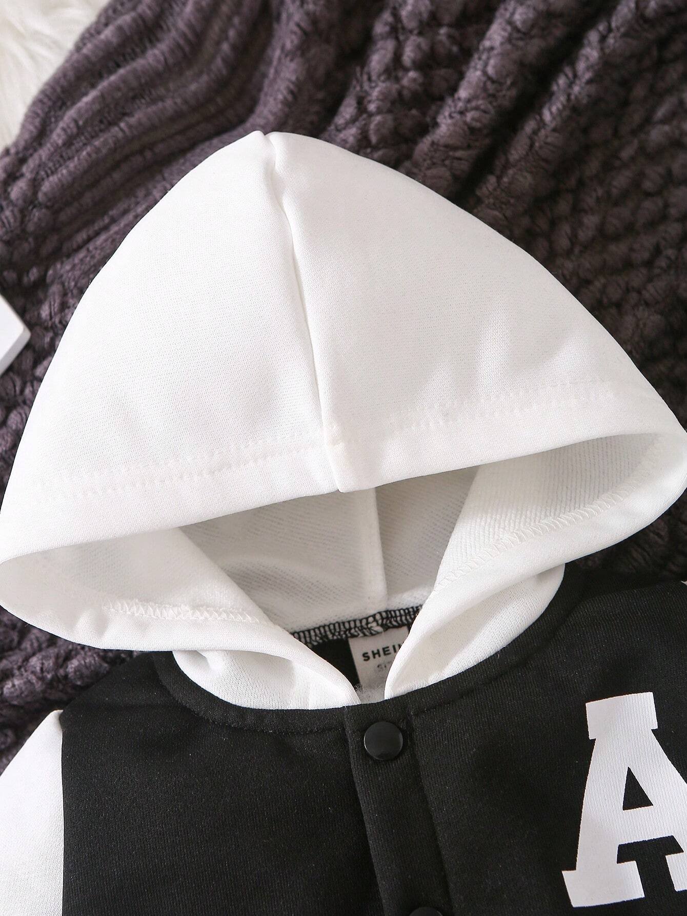 Mameluco negro y blanco con capucha estilo deportivo moderno