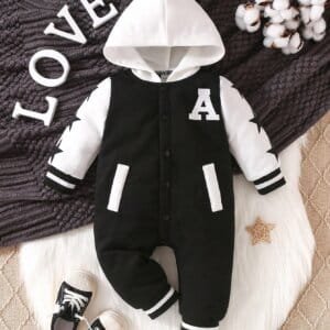 Mameluco negro y blanco con capucha estilo deportivo moderno