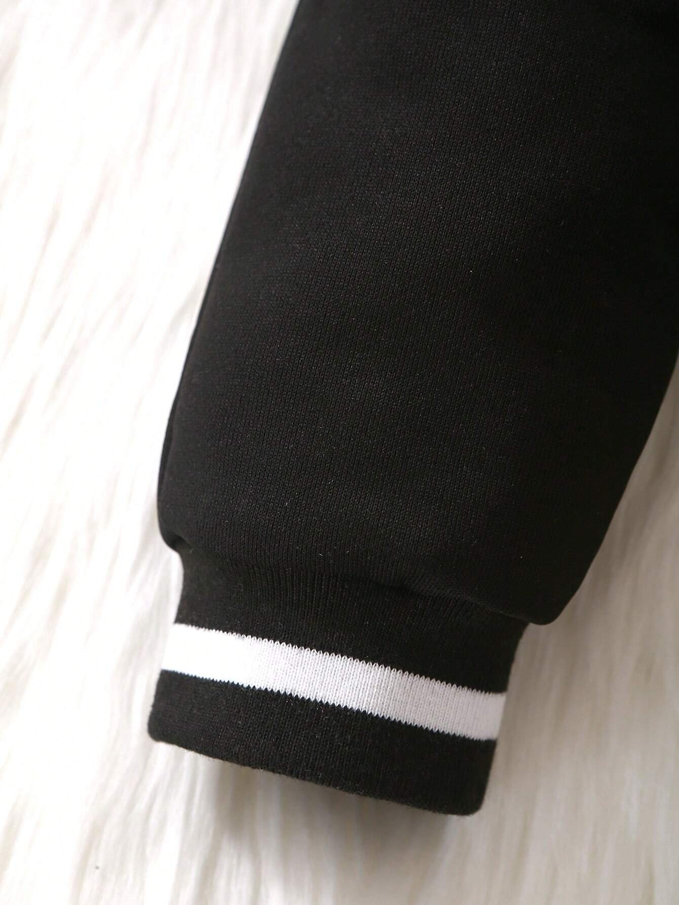 Mameluco negro y blanco con capucha estilo deportivo moderno