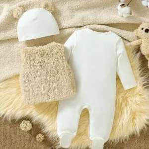 Conjunto beige y blanco con chaleco teddy y mameluco