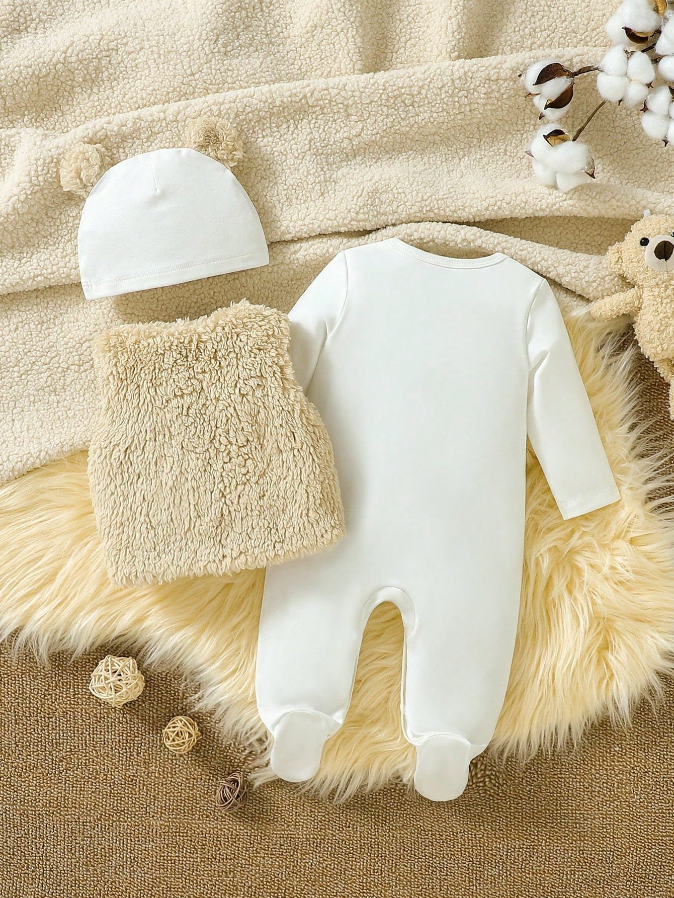 Conjunto beige y blanco con chaleco teddy y mameluco