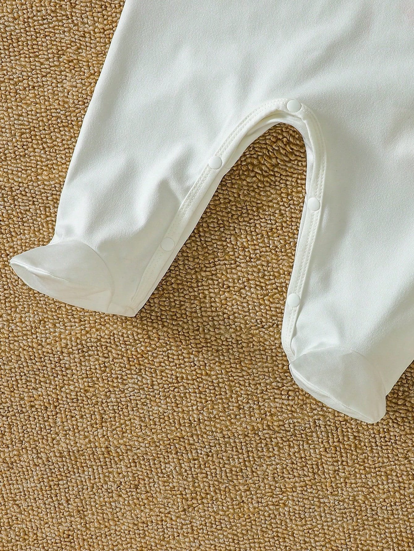 Conjunto beige y blanco con chaleco teddy y mameluco