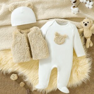 Conjunto beige y blanco con chaleco teddy y mameluco